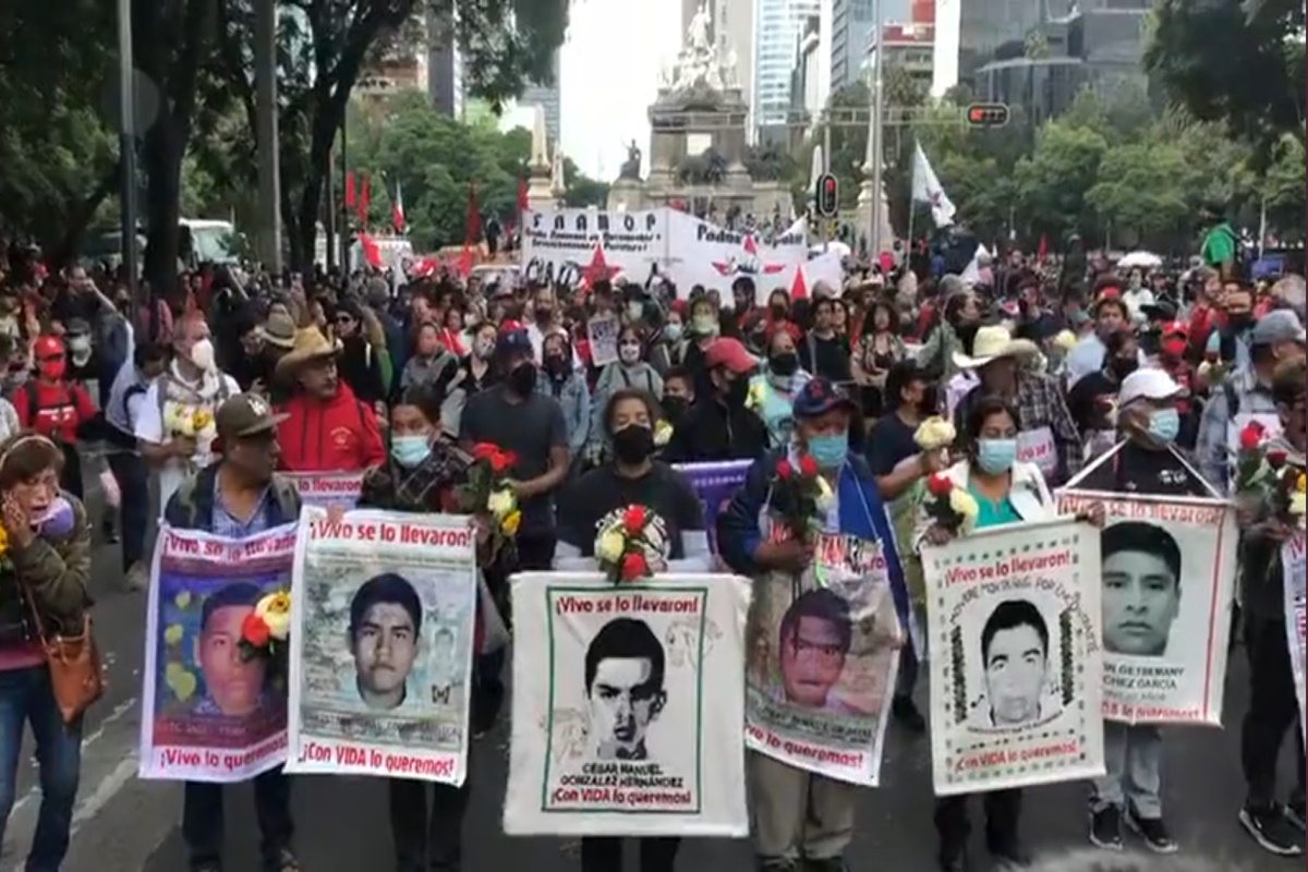Padres de los 43 normalistas de Ayotzinapa y colectivos marchan rumbo ...