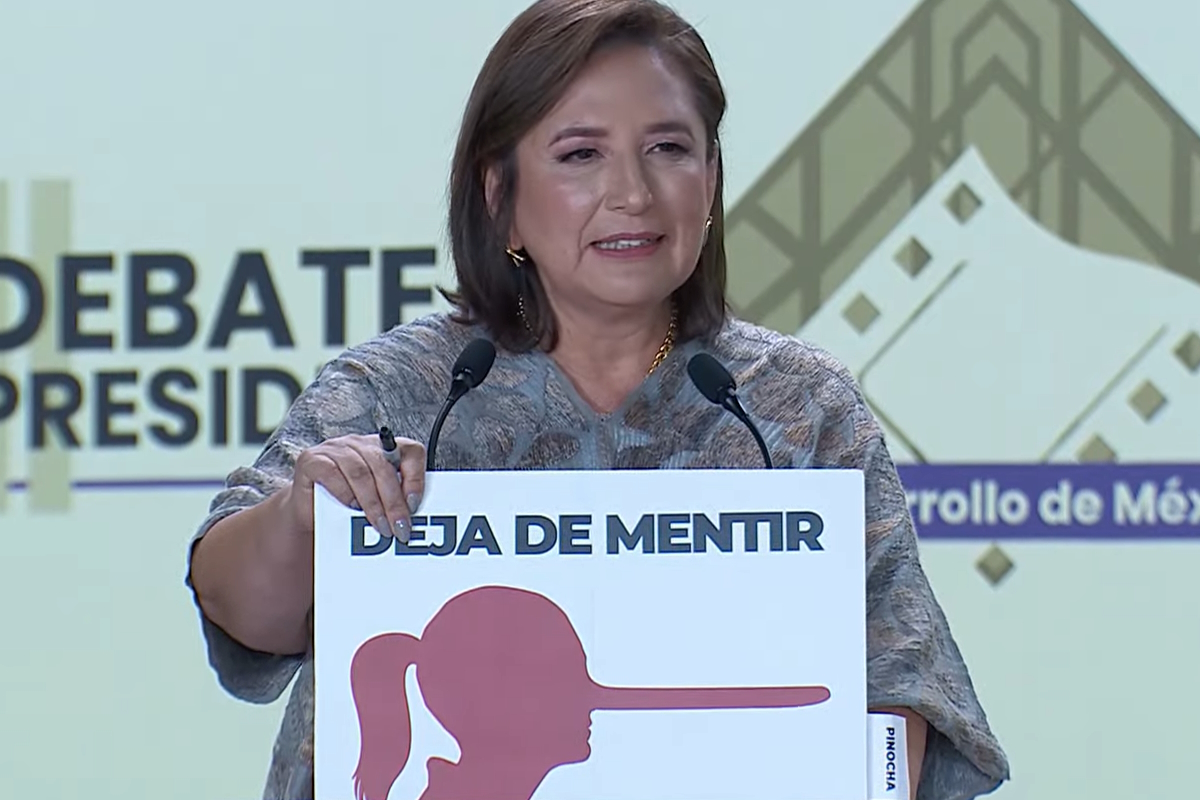 Xóchitl Gálvez expone pancarta en 2º debate presidencial