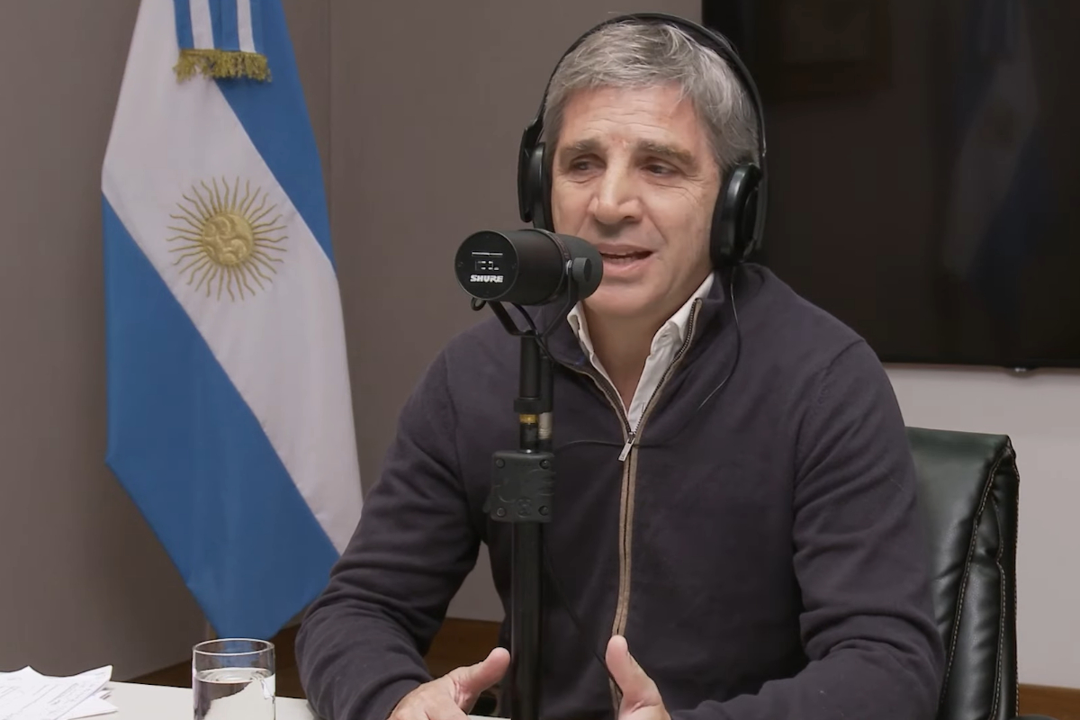 Luis "Toto" Caputo en el streaming tipo podcast