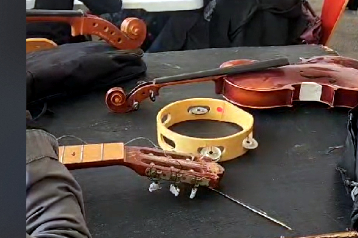 Instrumentos musicales mostrados durante reuniones con autoridades