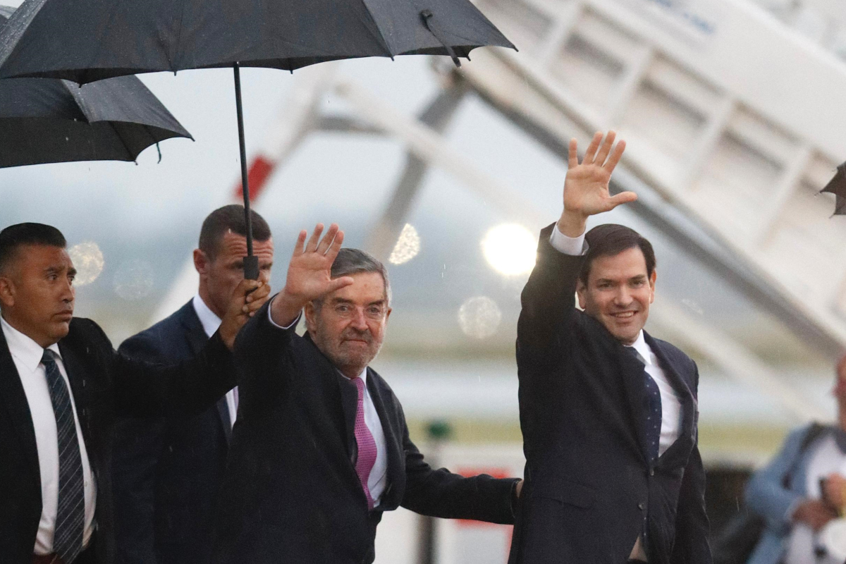 Marco Rubio al arribar a México y el canciller Juan Ramón de la Fuente (foto SRE)