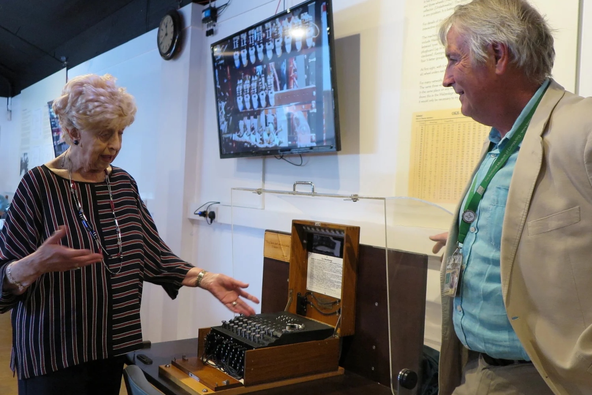 Ruth Bourne presenta la máquina Enigma durante el primer aniversario de la Galería Bombe en 2019. Fuente: The National Museum of Computing