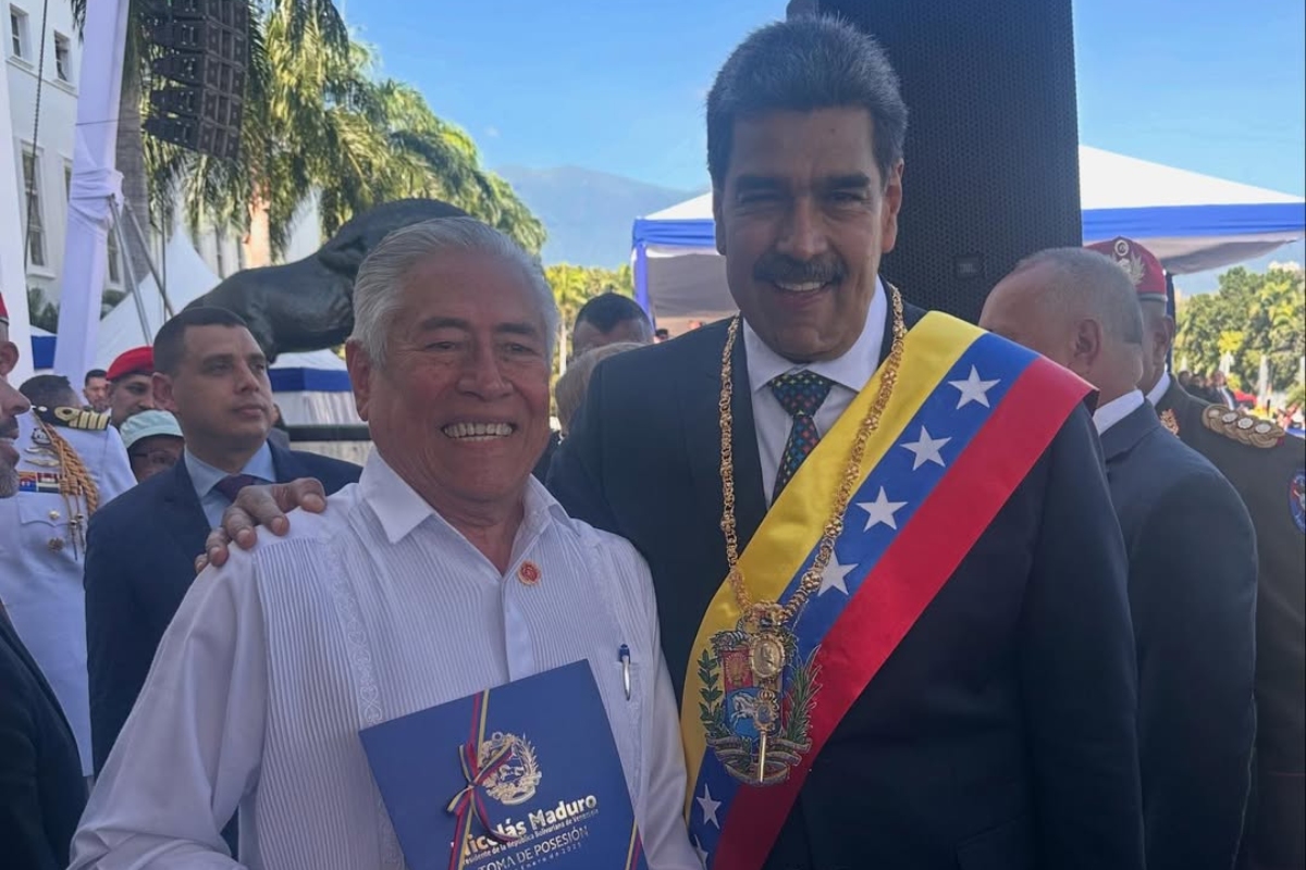 Leopoldo de Gyvés de la Cruz, actual embajador de México en Venezuela, junto a Nicolás Maduro durante la asunción presidencial en enero de 2025. Fuente: IG @ernestovillegaspoljak