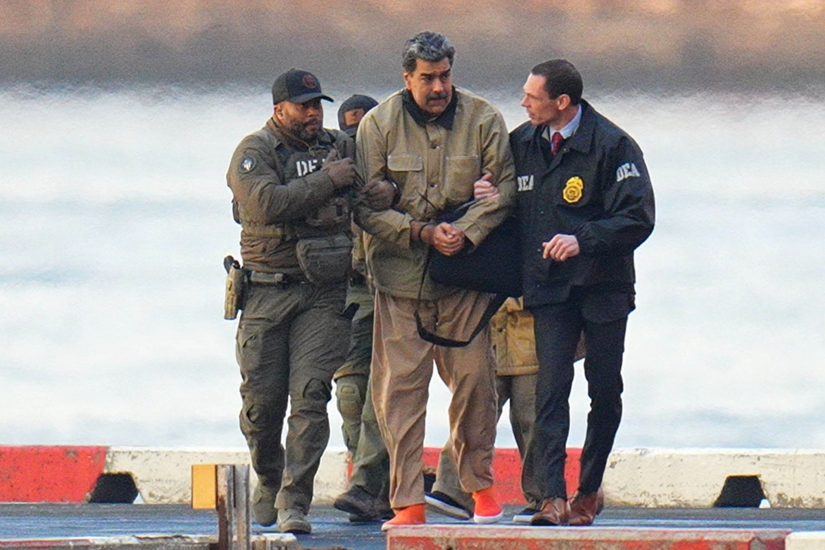 Maduro siendo trasladado por agentes de la DEA. Fuente: X @MorningBrew