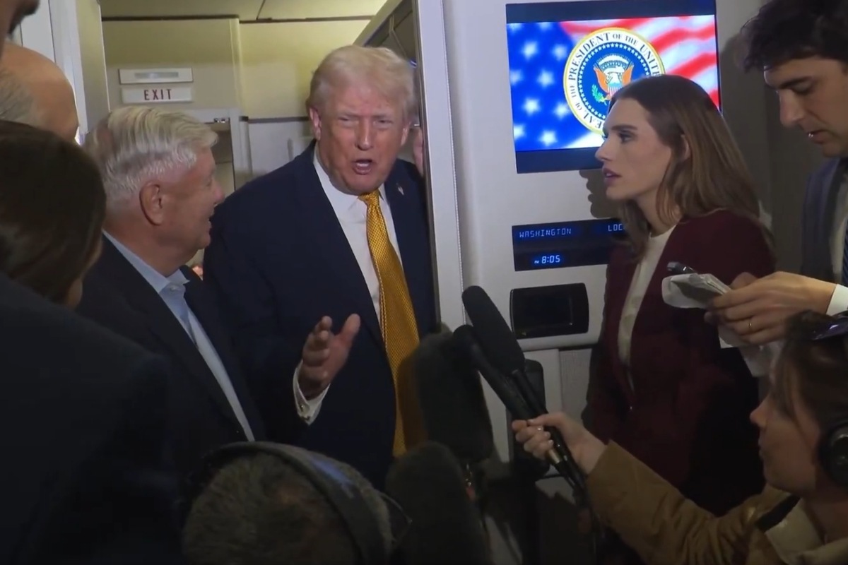 Trump a bordo del Air Force One. Fuente: White House