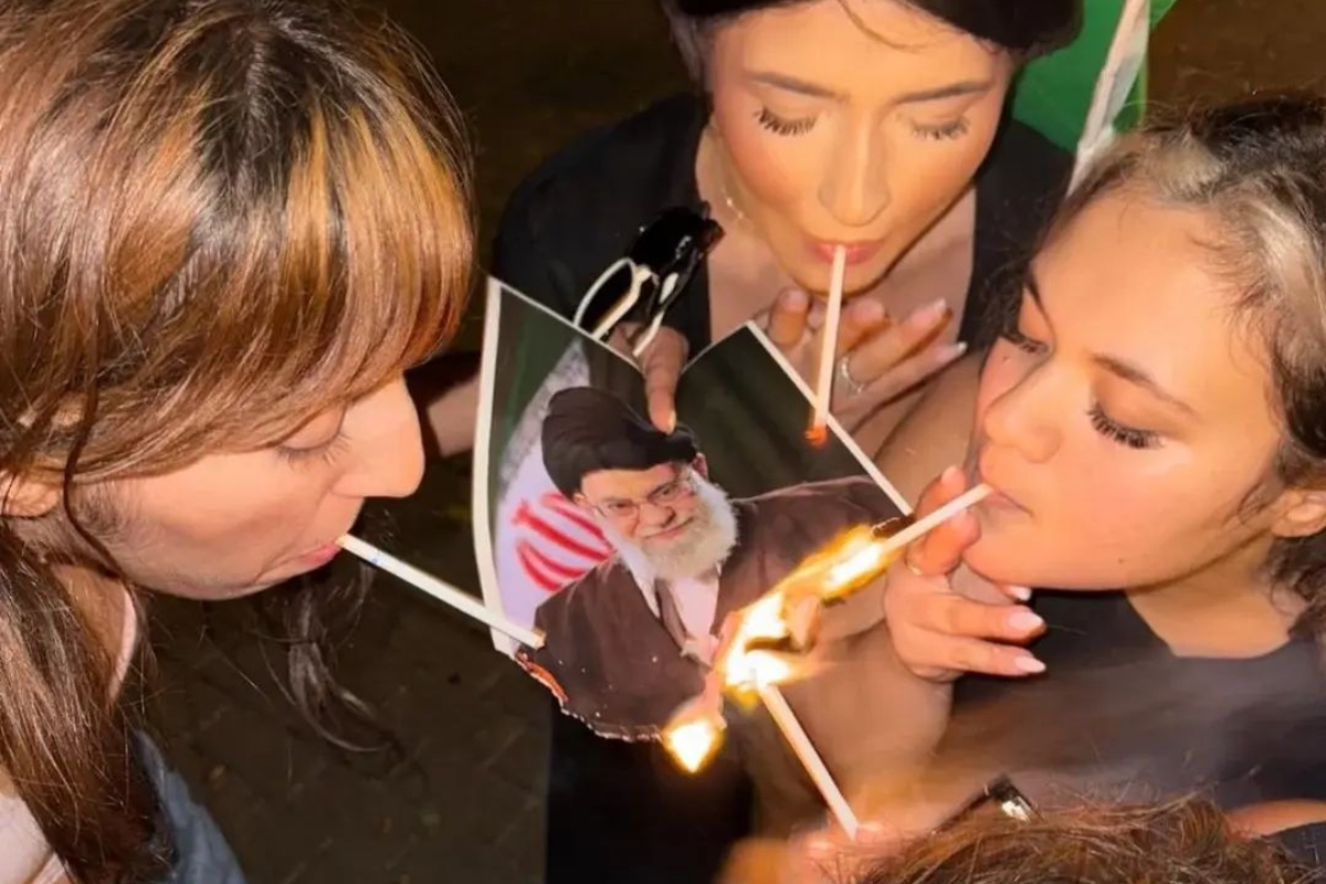 Jóvenes prendiendo cigarrillos con la imagen del ayatolá, Alí Jamenei, un gesto de irreverencia que se ha popularizado en Irán y el mundo. Fuente: X @PicturesFoIder