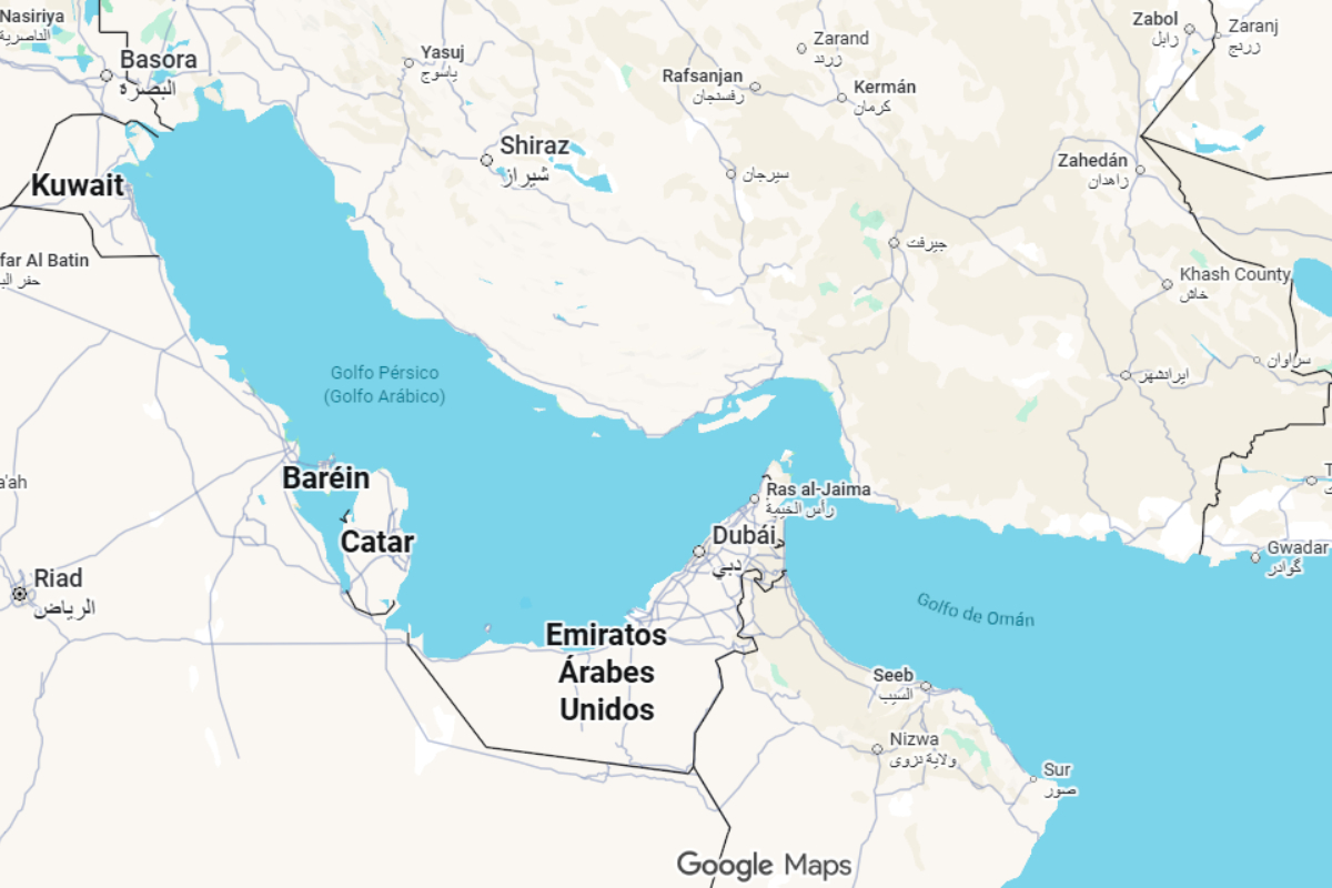 Diariamente navegan por el Estrecho de Ormuz entre 70 y más de 100 buques, incluyendo petroleros, buques de gas (GNL/GLP) y cargueros. Fuente: Google Maps