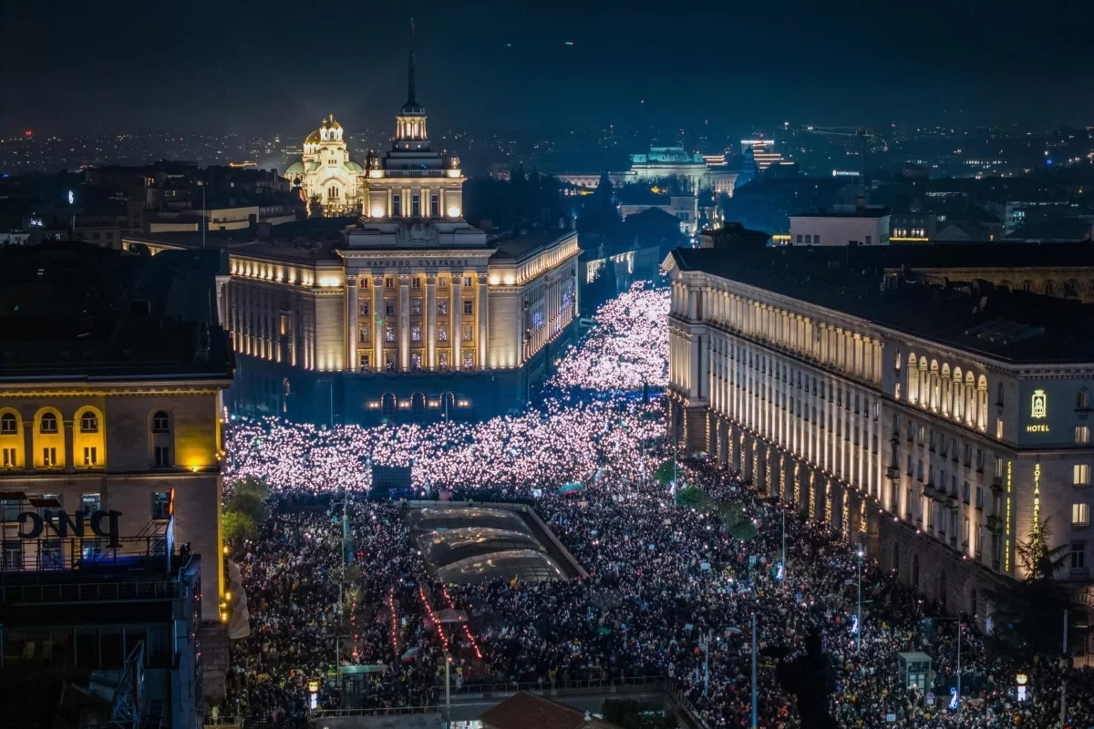 Multitudinarias manifestaciones en Bulgaria en diciembre de 2025. Fuente: X @NbK1808