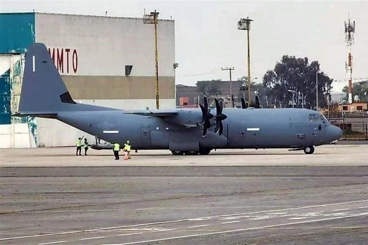 Avión militar de origen estadunidense tipo Hércules C-130 que aterrizó en el Aeropuerto Internacional de Toluca. Fuente: @ElSeptimoPiso7