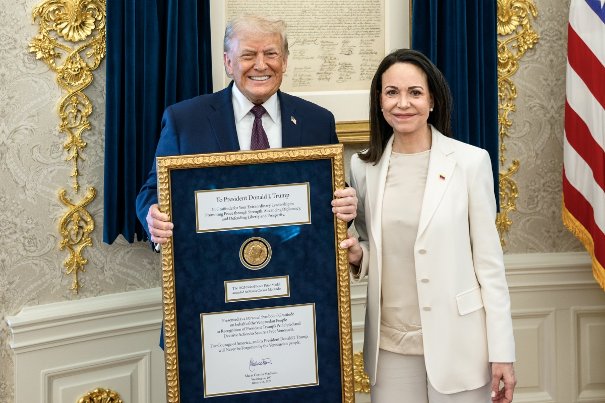 María Corina Machado le entrega su Nobel de la Paz a Trump durante su visita a la Casa Blanca el 15 de enero de 2026. Fuente: White House
