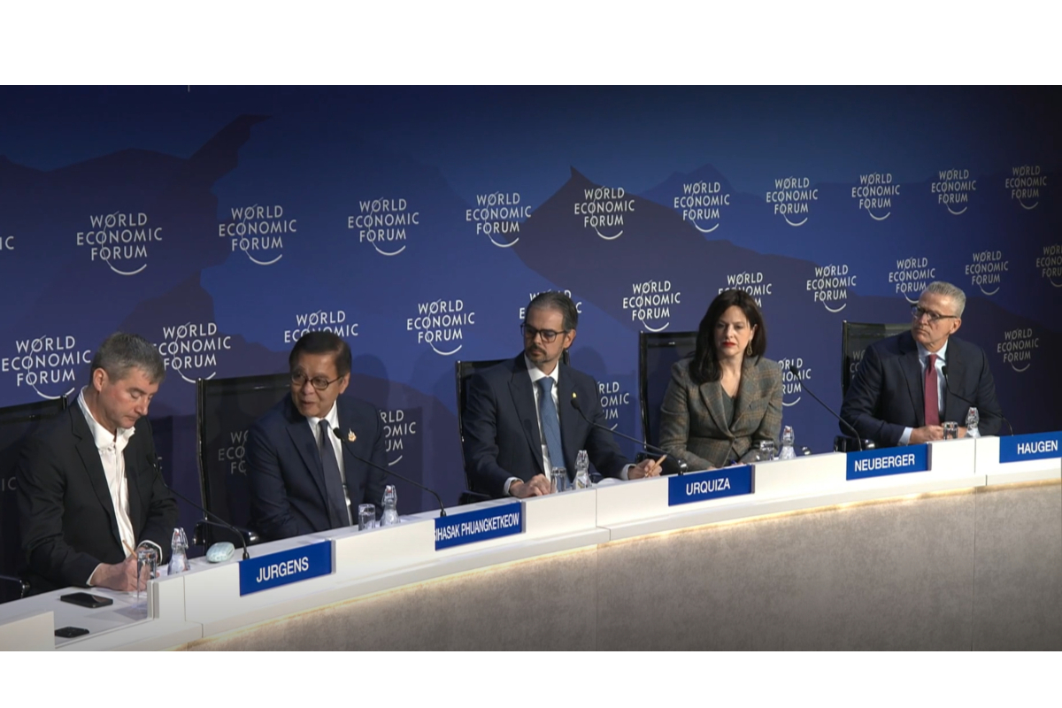 Valdecy Urquiza, Anne Neuberger, Sihasak Phuangketkeow, Gary A. Haugen, Jeremy Jurgens en el marco de la conferencia "El ciberdelito tiene víctimas reales" en el Foro Económico Mundial en Davos 2026. Fuente: WEF 