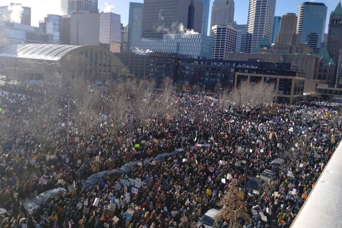 Miles de manifestantes desfilando por las calles de Minneapolis. Fuente: X @ClaireMax