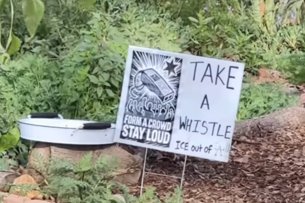 Vecindarios en Minnesota ofrecen silbatos gratis para alertar la presencia de agentes de ICE en la zona. Fuente: IG @kindketomama