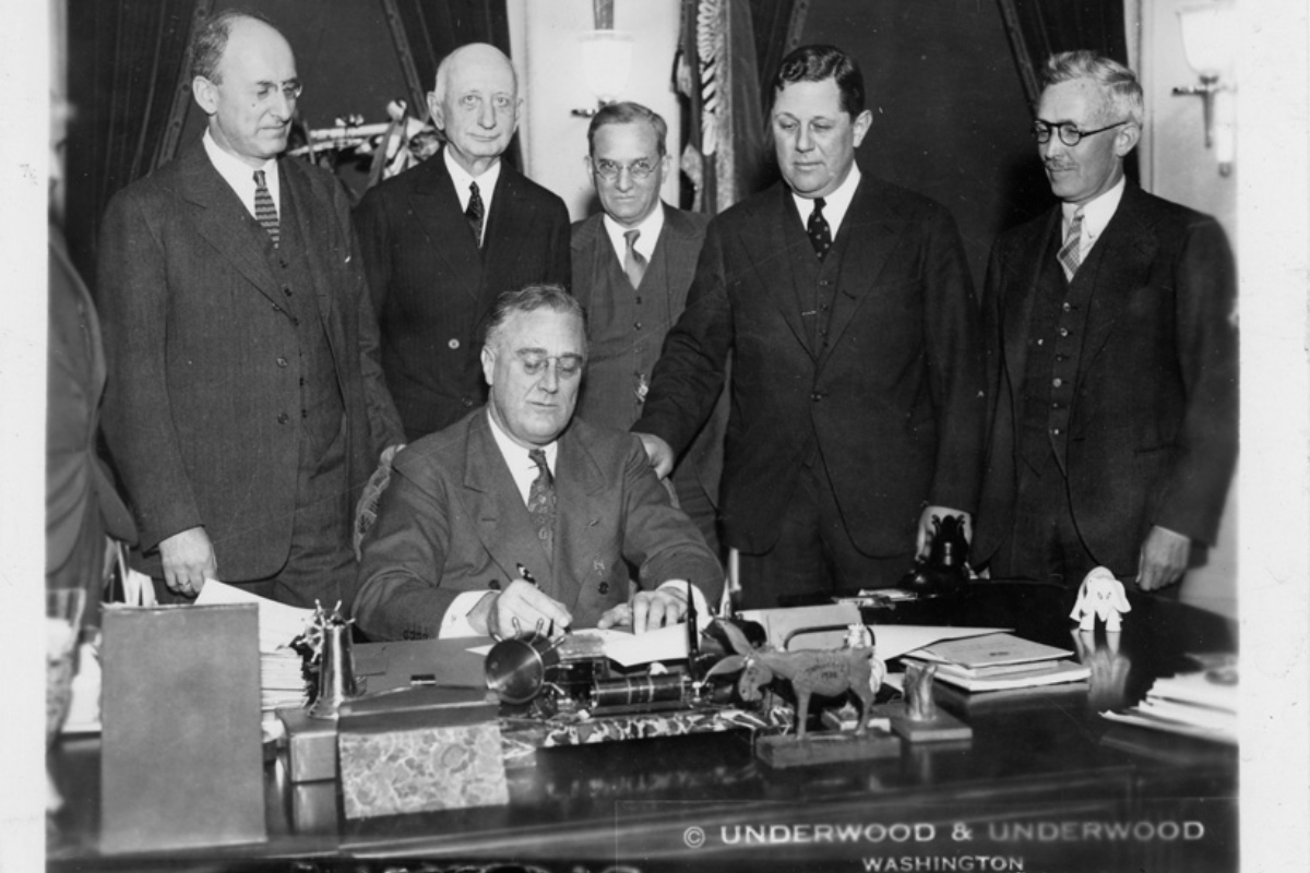 El presidente Roosevelt firma en 1934 la Ley de Reserva de Oro (Gold Reserve Act), una medida crucial del New Deal destinada a estabilizar la economía durante la Gran Depresión. Fuente: FED