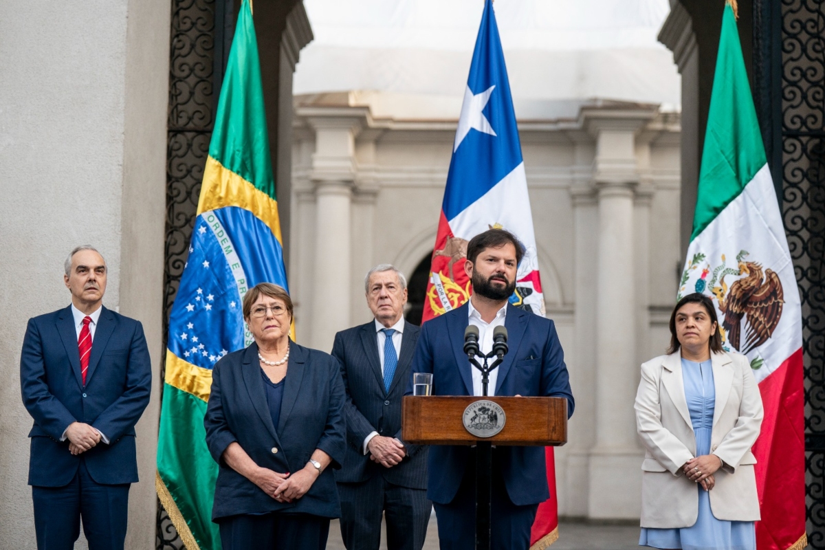 El presidente de Chile, Gabriel Boric, anunciando la candidatura de Bachelet junto a los embajadores de Brasil, Paulo Roberto Soares Pacheco, y México, Laura Beatriz Moreno Rodríguez. Fuente: Ministerio de Relaciones Exteriores de Chile