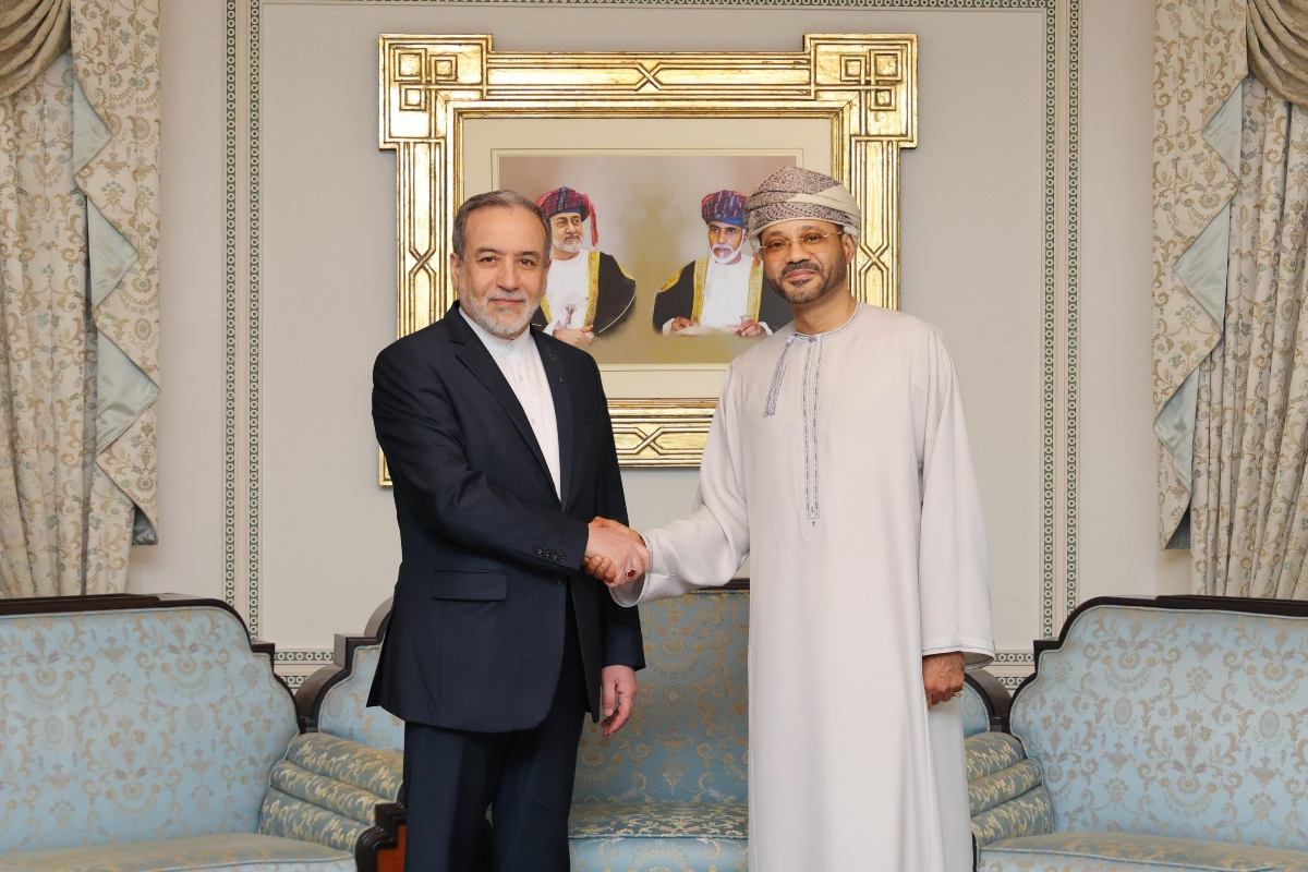 Ministro de Asuntos Exteriores de Omán, Sayyid Badr bin Hamad Al Busaidi, junto a su par iraní, Abbas Araqchi. Fuente: Ministerio de Relaciones Exteriores de Omán