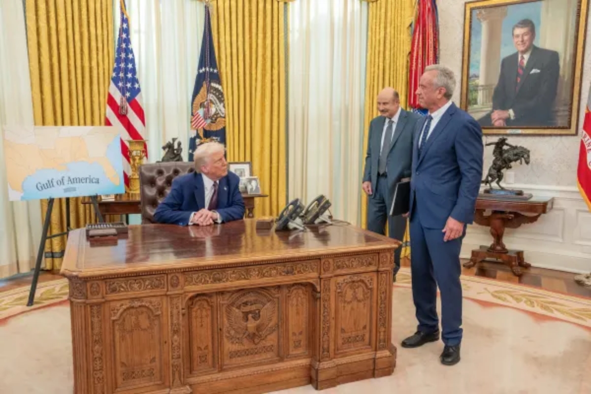Trump junto al secretario de Salud, Robert F. Kennedy Jr., uno de los autores intelecutales del Make America Healthy Again. Fuente: White House