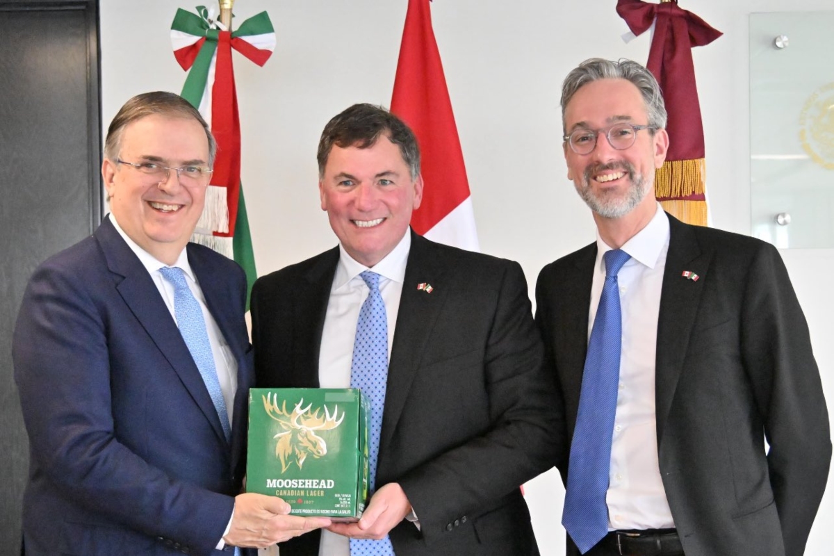 Ebrard junto a la Misión Comercial de Canadá. Fuente: X @m_ebrard