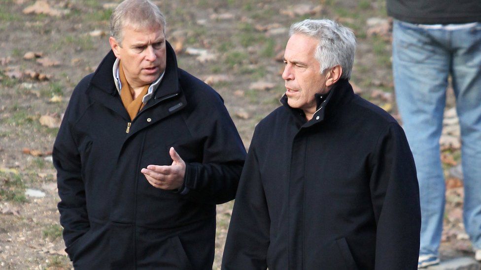 Andrés Mountbatten-Windsor caminando junto al financiero Jeffrey Epstein en Central Park, Nueva York (diciembre de 2010). Fuente: X 
