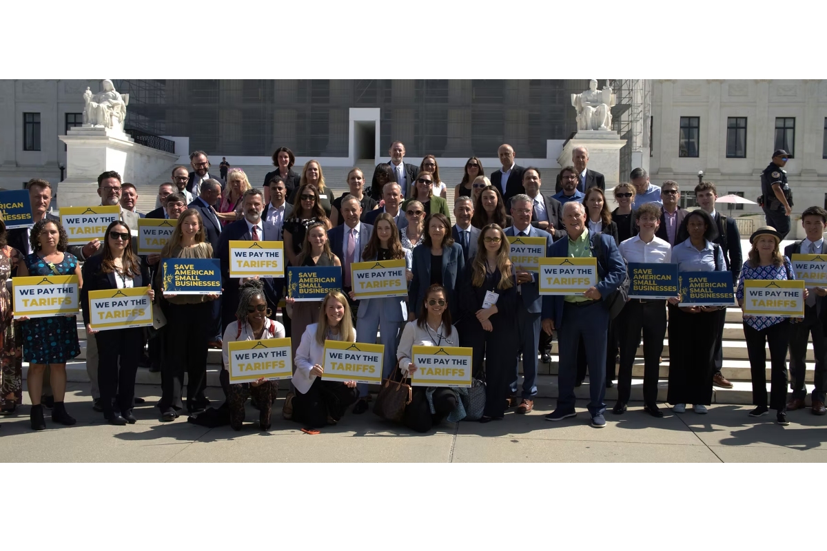Propietarios de pequeñas empresas de todo el país en Washington DC, frente a la Corte Suprema, protestando por la carga arancelaria. Fuente: We Pay The Tariffs