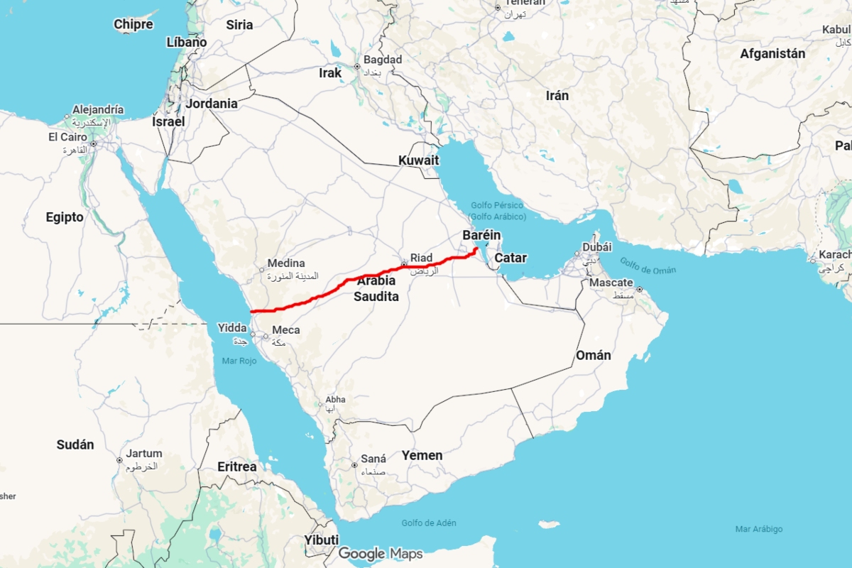 Oleoducto Este-Oeste (Petroline), que conecta los campos petroleros con el puerto de Yanbu en el Mar Rojo. Fuente: Google Maps