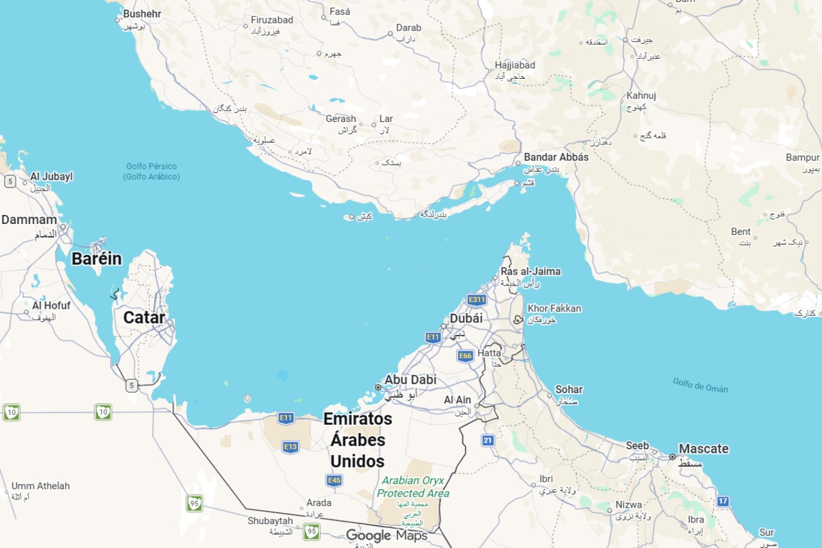 Estrecho de Ormuz se ubica entre las costas de Emiratos Árabes Unidos, Omán e Iran. Fuente: Google Maps
