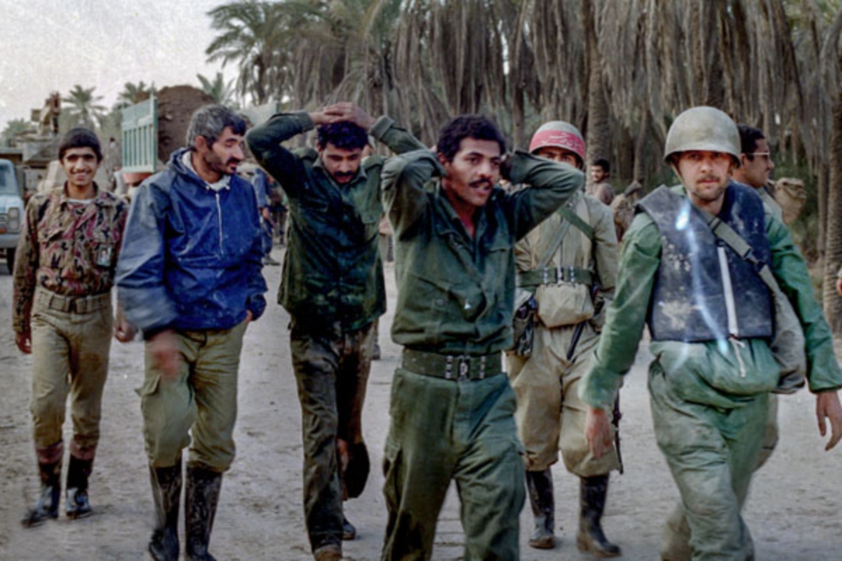 La guerra entre Irán e Irak (1980-1988) fue uno de los conflictos más largos y sangrientos del siglo XX, marcado por una brutal guerra de desgaste que evocó las tácticas de la Primera Guerra Mundial. Fuente: Enciclopedia Humanidades