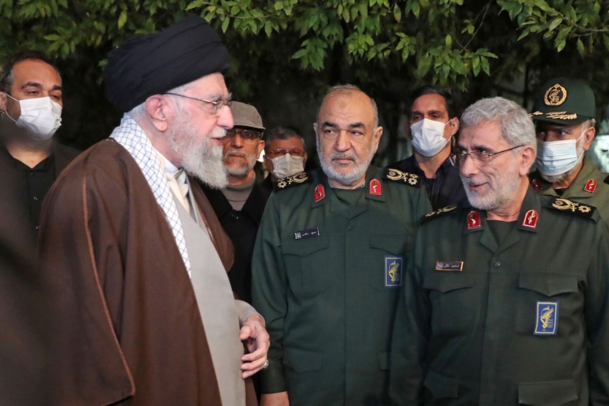 El fallecido ayatolá Ali Khamenei junto a líderes de la Guardia Revolucionaria. Fuente: Middle East Institute