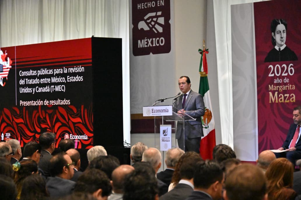 Rosendo Gutiérrez ofreciendo un discurso en el contexto de la presentación de los resultados de la Consulta Pública para la Revisión del T-MEC. Fuente: X @LuisRosendo_