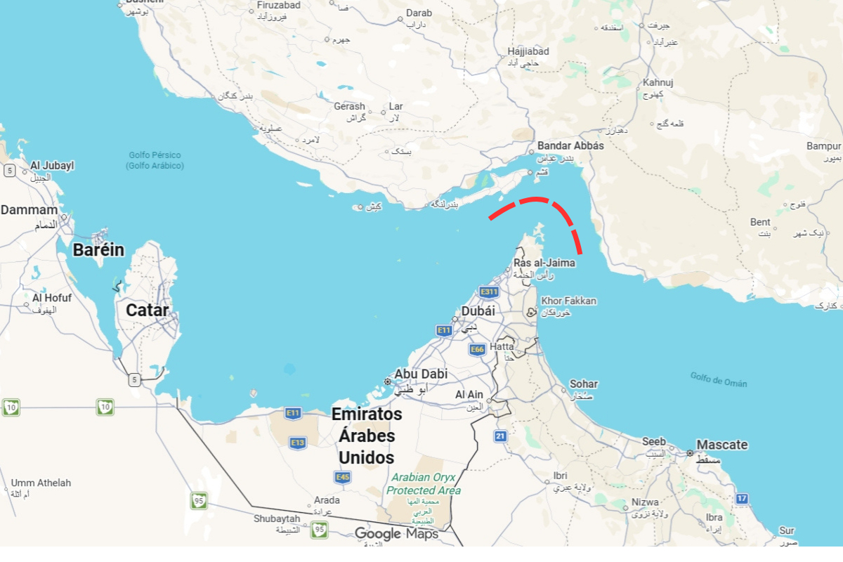 Estrecho de Ormuz se ubica entre las costas de Emiratos Árabes Unidos, Omán e Iran. Fuente: Google Maps