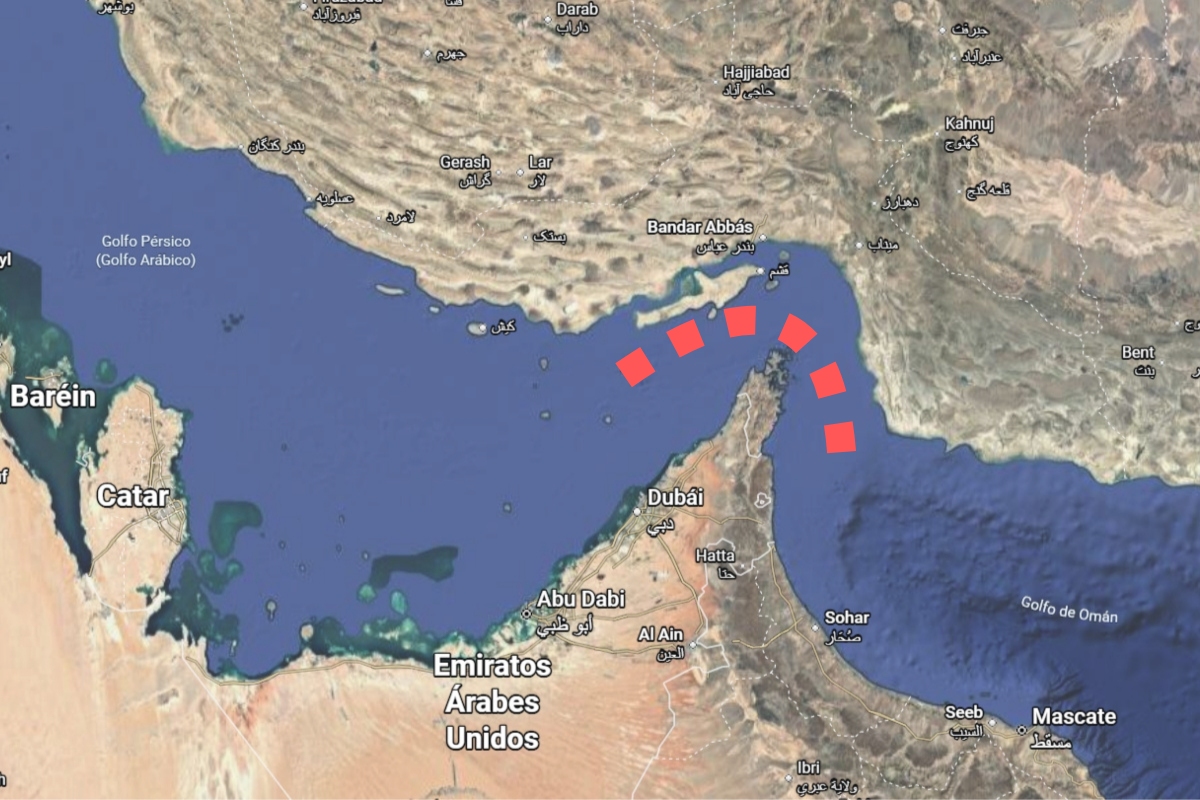Estrecho de Ormuz se ubica entre las costas de Emiratos Árabes Unidos, Omán e Iran. Fuente: Google Maps