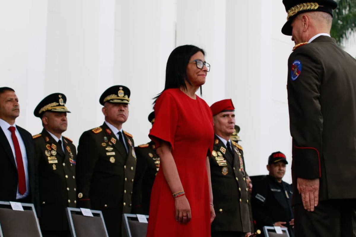 Rodríguez recibiendo el juramento como comandante en Jefe por parte de Padrino el 28 de enero. Fuente: Ministerio de Defensa de Venezuela