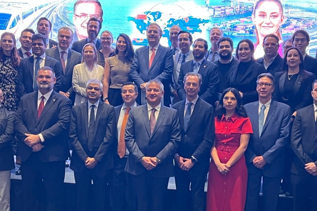 Ebrard junto a las las Cámaras Binacionales de Comercio. Fuente: Marcelo Ebrard/X