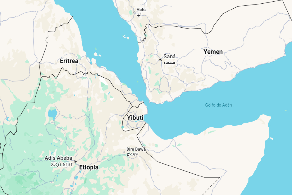 El estrecho de Bab al-Mandeb separa el cuerno de África, en el continente africano, al oeste, de la península arábiga, en el continente asiático, al este. Fuente: Google Maps
