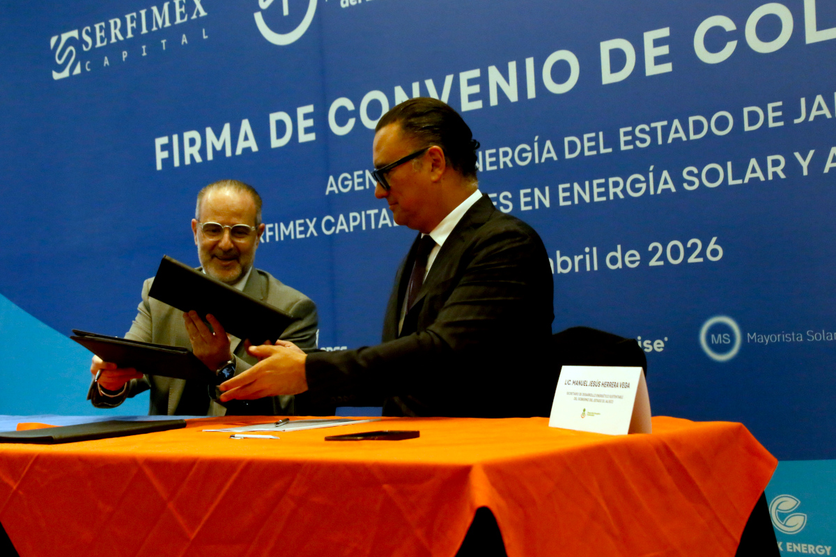 José Achar Abadi (izquierda) y Manuel Jesús Herrera Vega (derecha) durante firma del convenio