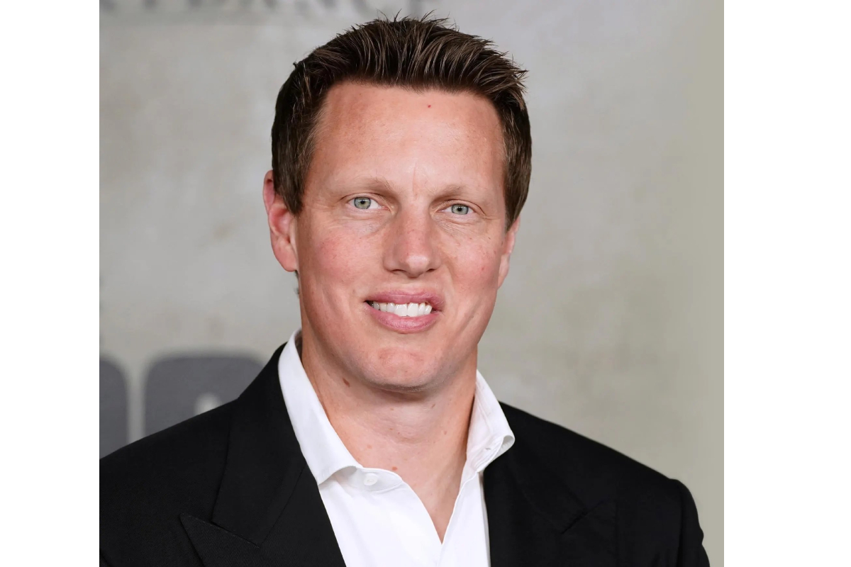 Paramount Skydance, dirigido por David Ellison, compró WBD con el pago de 31 dólares por acción en efectivo, además de un suplemento trimestral de 0.25 dólares por acción si la operación no se concreta antes de septiembre de 2026. También incluye una indemnización de 7,000 millones de dólares si el acuerdo fracasa por motivos regulatorios, y cubriría los 2,800 millones de dólares que WBD debería abonar a Netflix por romper su acuerdo previo.