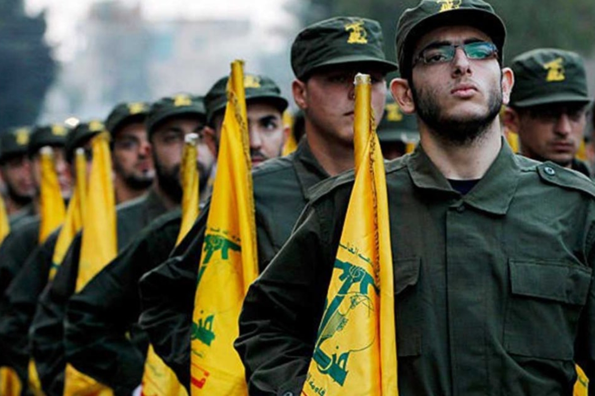 Hezbolá sí forma parte de la tregua, pero su participación tiene matices importantes. Aunque no es un firmante directo del acuerdo —que se negoció entre los gobiernos de Israel y el Líbano con la mediación de Donald Trump—, el grupo ha aceptado cumplir con el cese al fuego de forma condicionada.