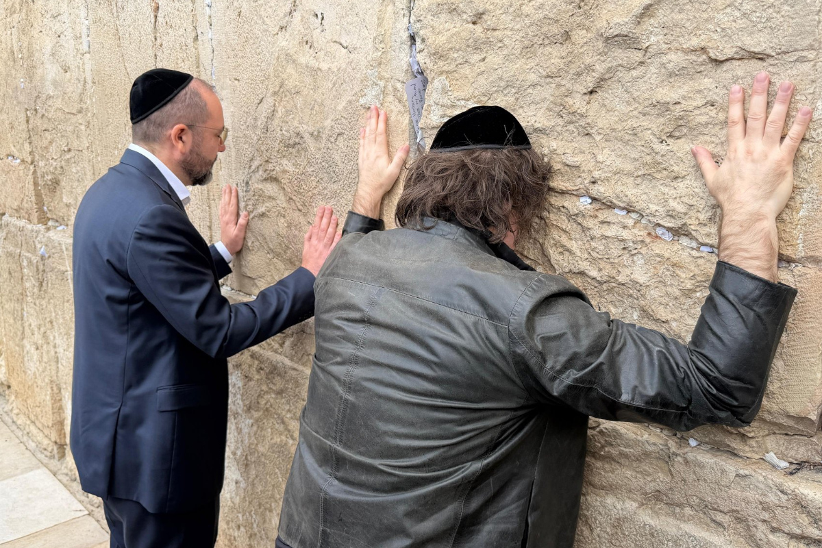 Javier Milei en el Muro de los Lamentos