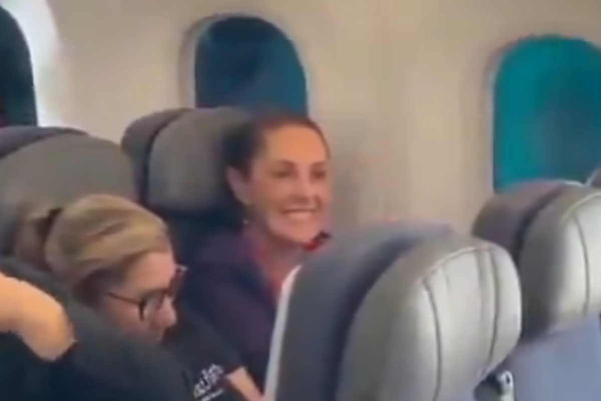 Imágenes compartidas en X de la presidenta Sheinbaum a bordo de un avión comercial.