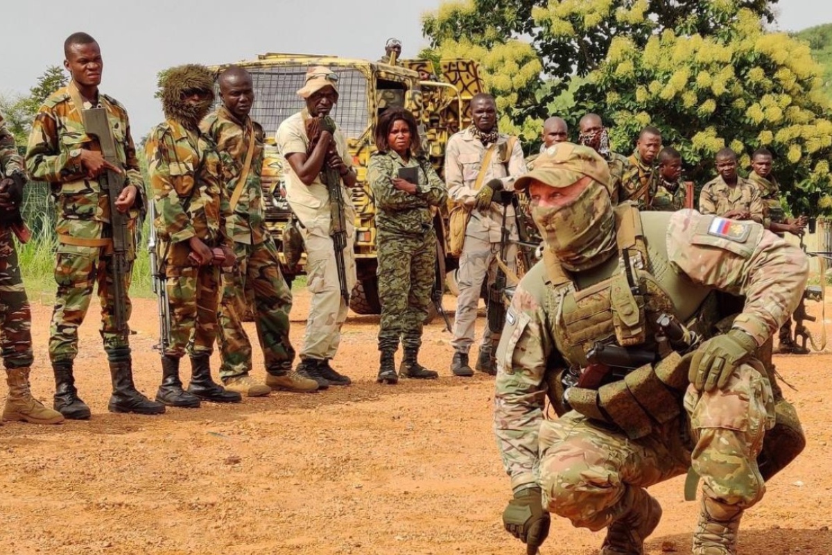 Soldado con una insignia rusa entrenando civiles. Fuente: X @MarioNawfal