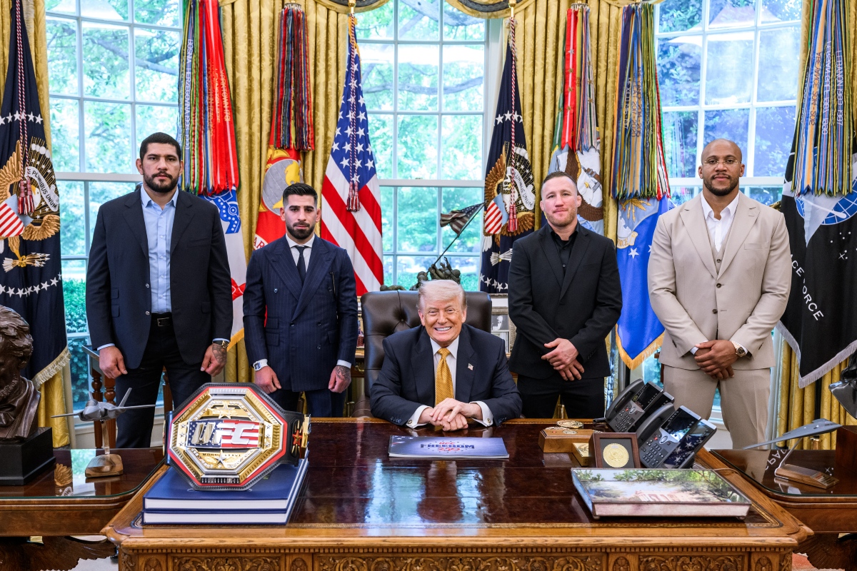 Donald Trump junto a luchadores de la UFC en la Oficina Oval. Fuente: X @WhiteHouse