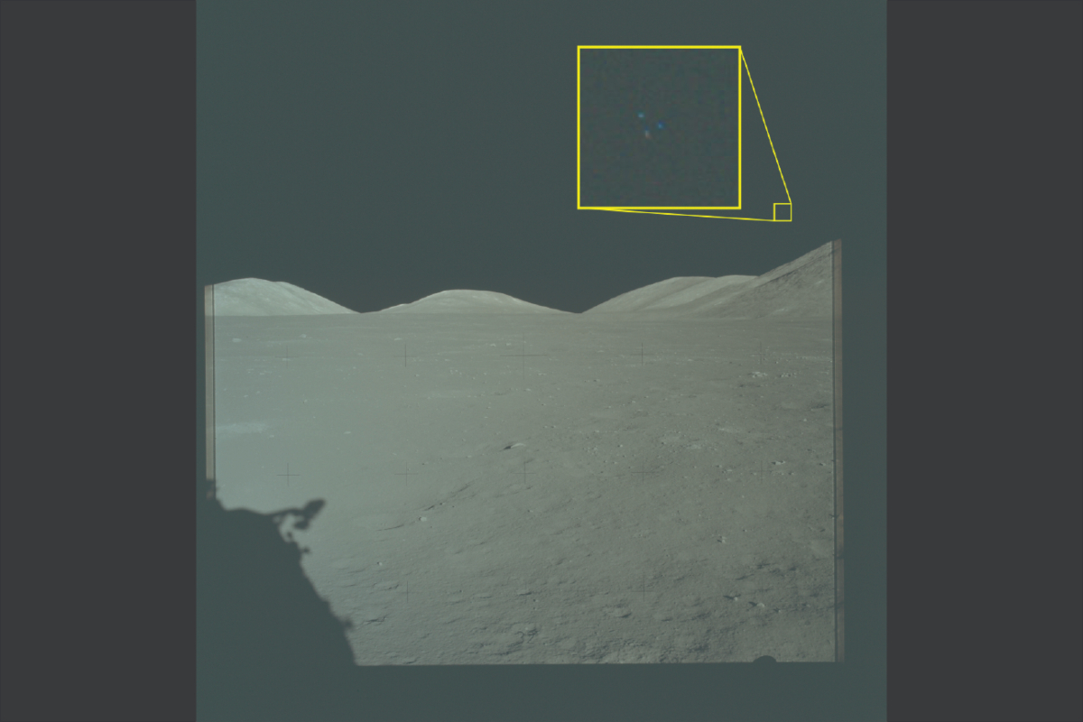 Imágenes de archivo de la misión Apolo 17 a la Luna. El recuadro amarillo contiene una ampliación de la fotografía original en la que se aprecian tres luces sobre el terreno lunar. Fuente: Departamento de Guerra