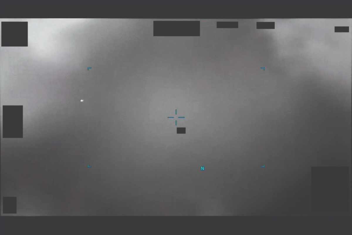 Fotograma de un video grabado cerca de los Emiratos Árabes Unidos que muestra un supuesto UAP (fenómeno aéreo no identificado). Fuente: Departamento de Guerra