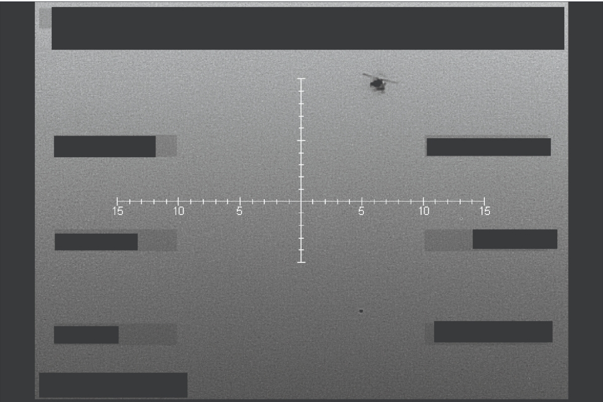 Imagen fija infrarroja (negro intenso) capturada de un objeto no identificado debajo de un helicóptero sobre el oeste de Estados Unidos en septiembre de 2025. Fuente: Departamento de Guerra
