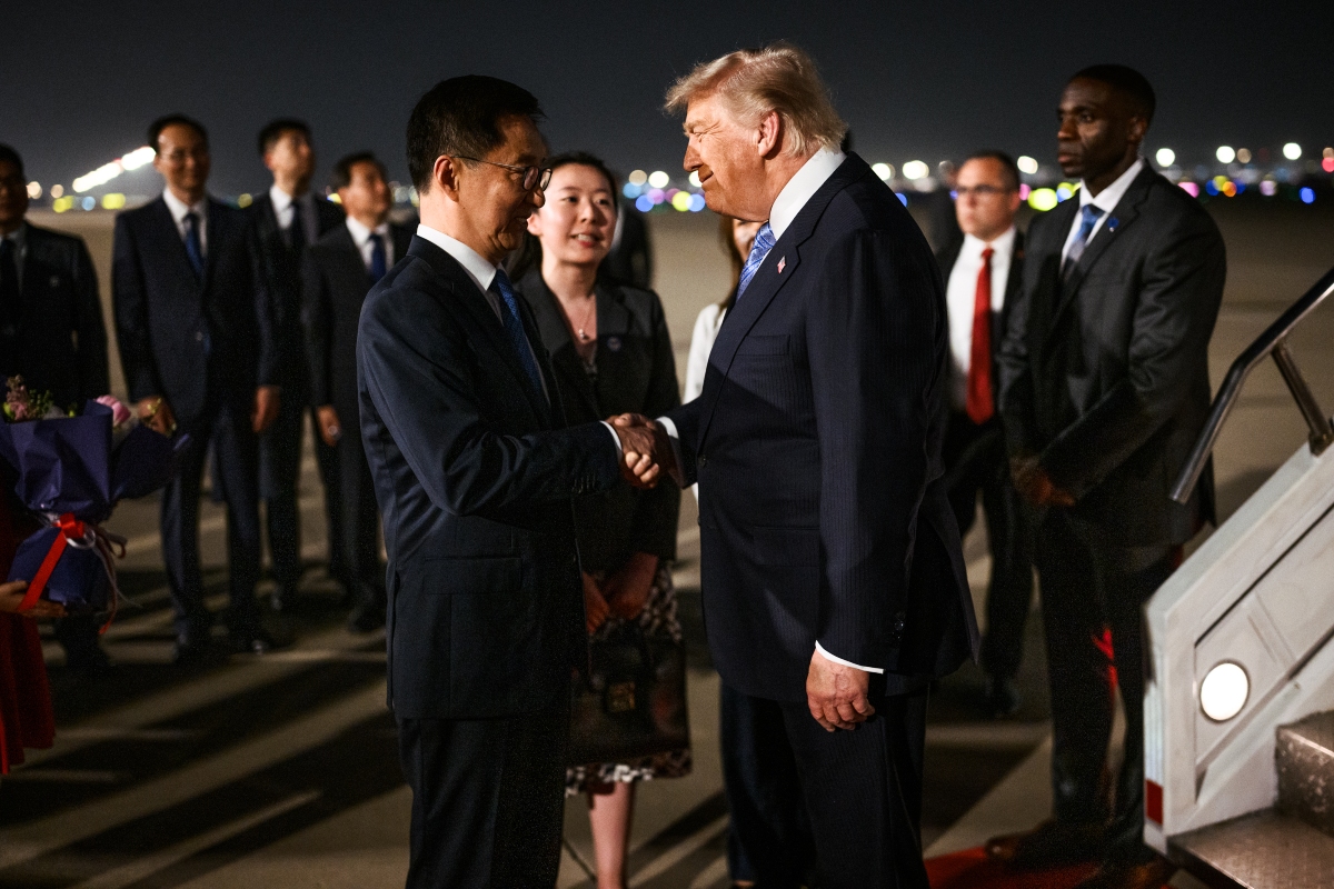 A pie de pista, Trump fue recibido por el vicepresidente chino, Han Zheng; el embajador de China en Estados Unidos, Xie Feng, y el viceministro chino de Exteriores, Ma Zhaoxu.