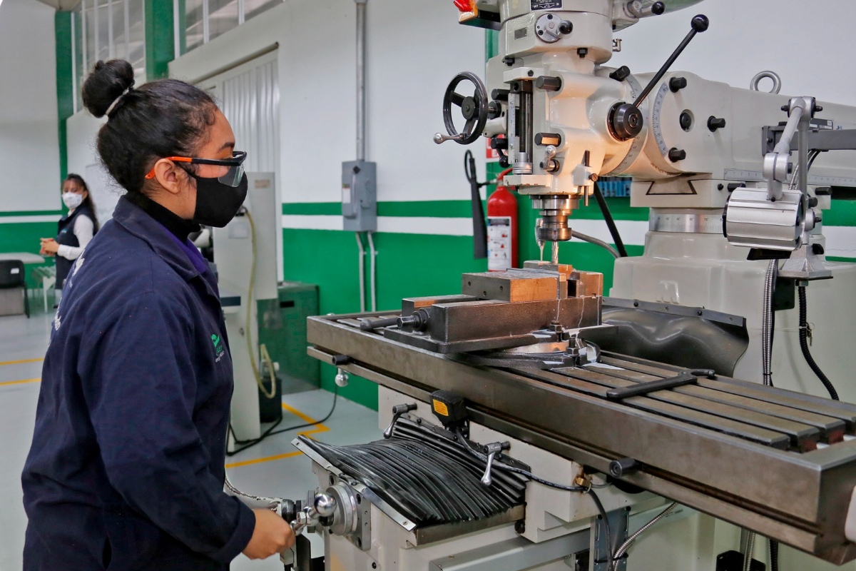 Estudiante del CONALEP vinculándose con empresas internacionales