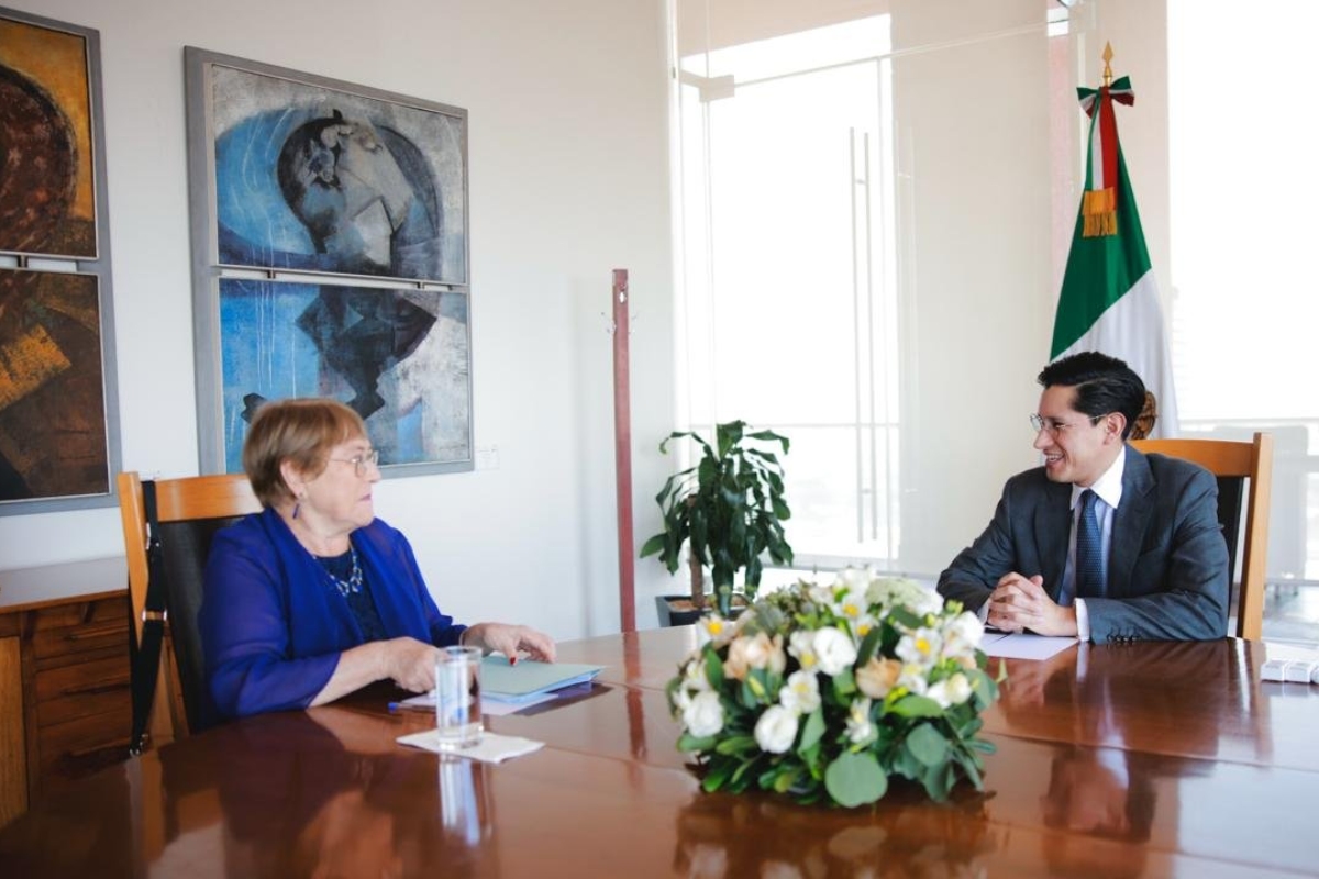 El secretario de Relaciones Exteriores, Roberto Velasco, junto a Michelle Bachelet. Fuente: X/SRE
