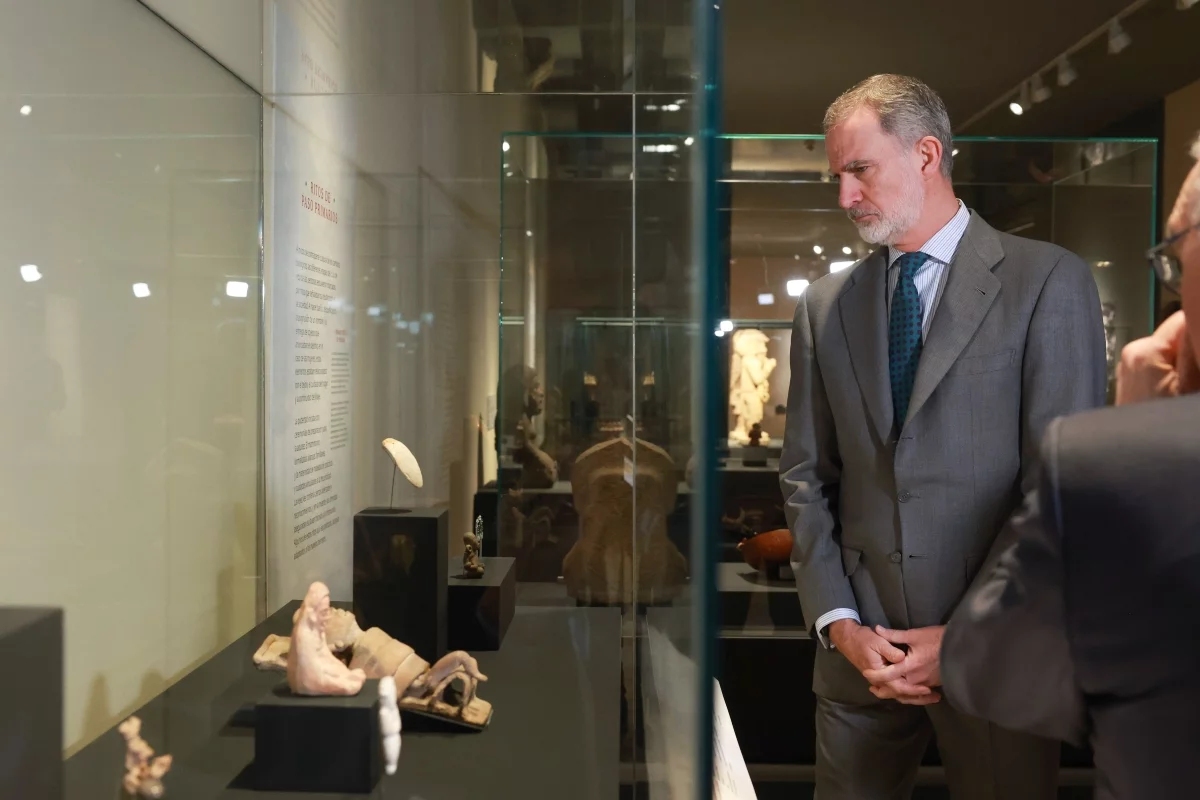 El Rey en la exposición “La mitad del mundo. La mujer en el México indígena”, que se exhibe en el Museo Arqueológico Nacional (MAN). Fuente: X @CasaReal