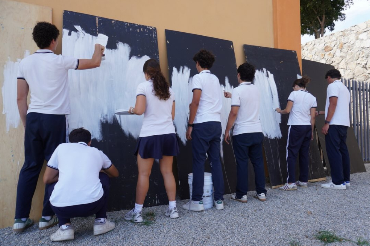Alumnos de 11.º grado preparando la obra (foto: Instagram @mcgregors_spotlight)