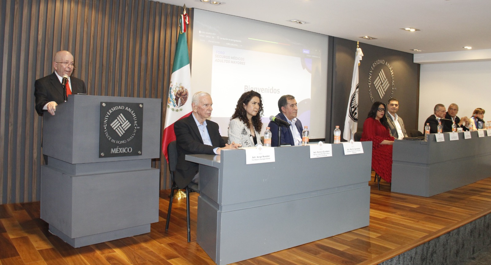 Foro sobre Seguros Médicos y Adultos Mayores en México, realizado en la Universidad Anáhuac